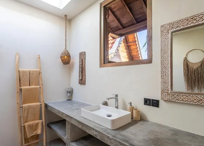 Villa Charming 3br W/pool & View Munggu