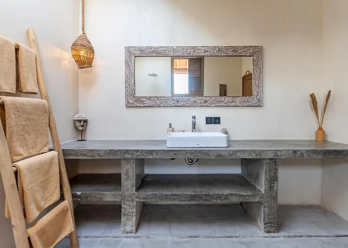 Charming 3br W/pool & View Villa Munggu