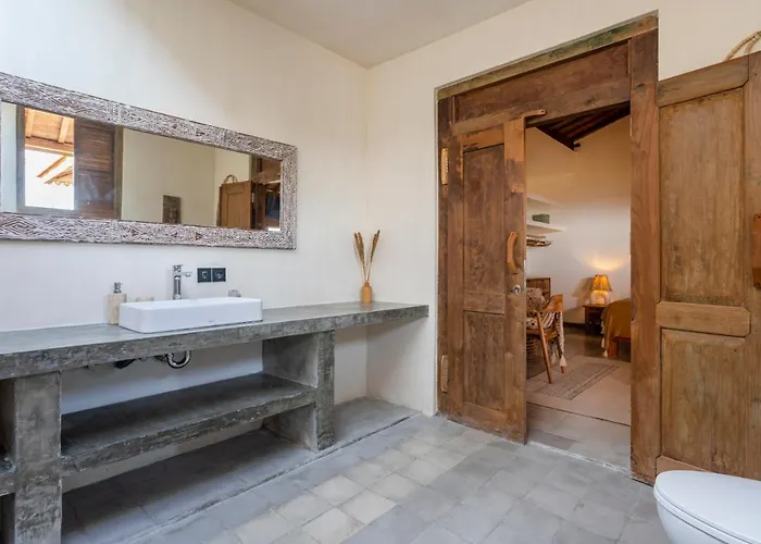 Villa Charming 3br W/pool & View Munggu