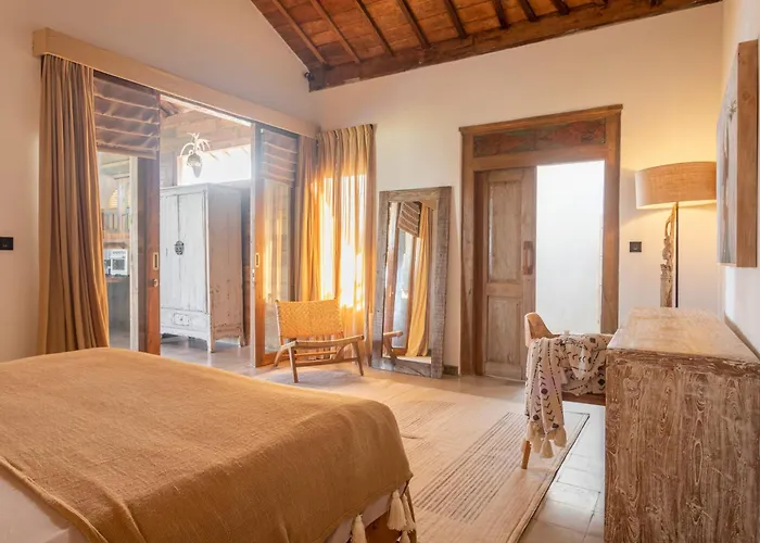 Charming 3br W/pool & View Villa Munggu